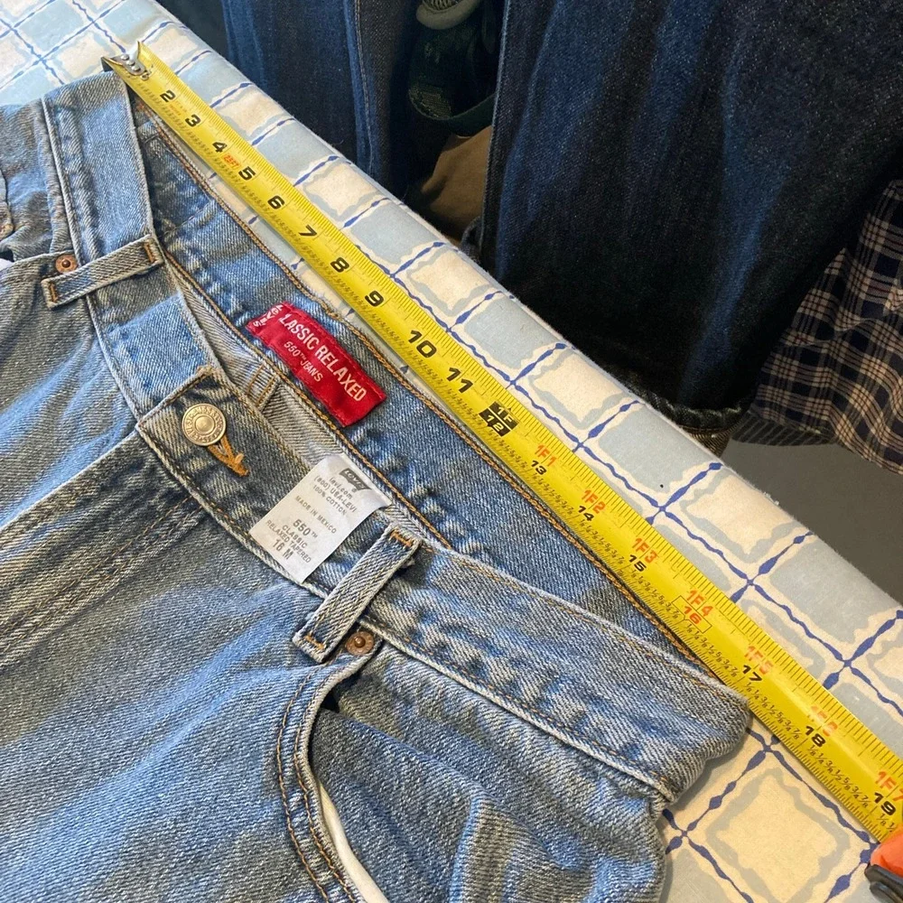 Vintage Levis 550 Classic Relaxed Tapered Jeans Medium Wash Blue Denim 16M y2k